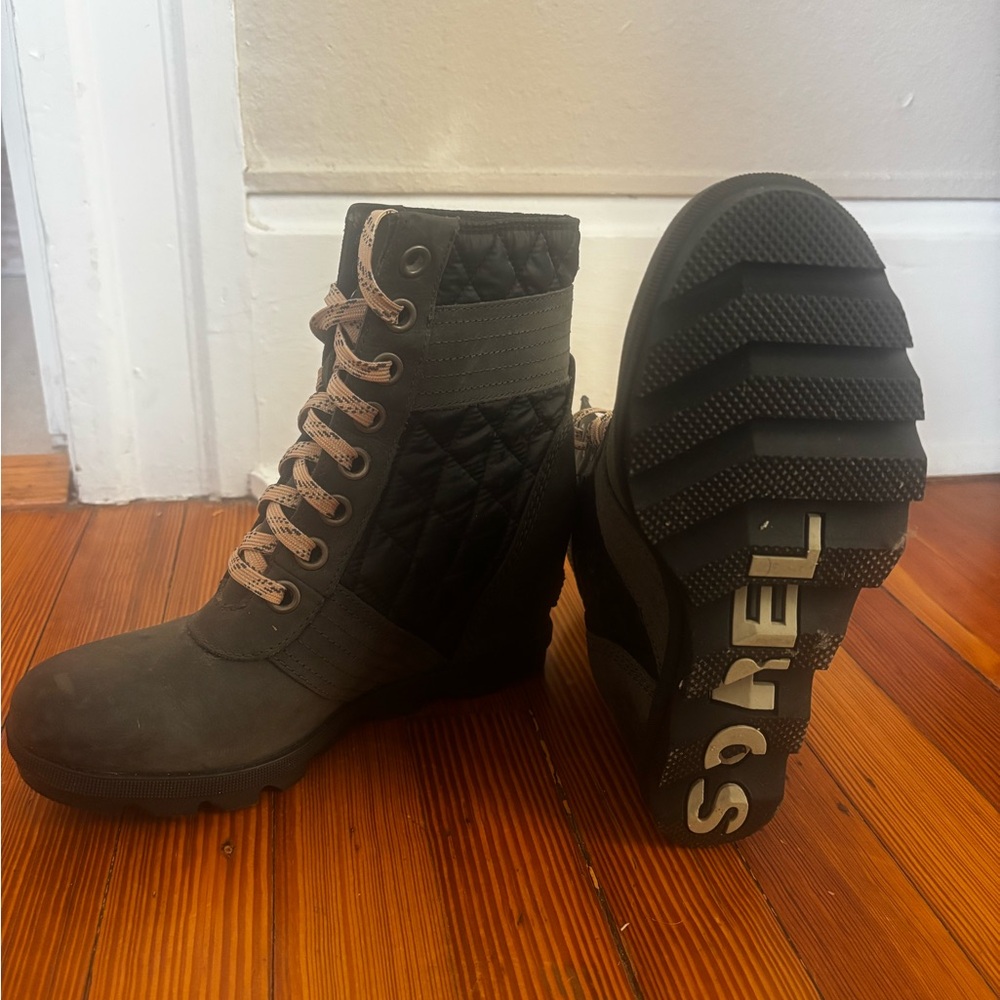 Sorel Women's Gray and Tan Quilted Boots